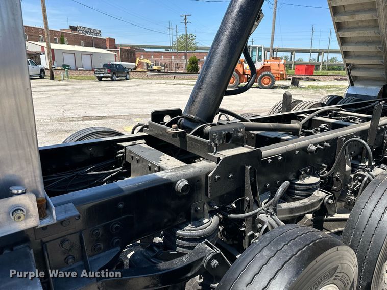 image for item DO5035 2010 Peterbilt 365  dump truck