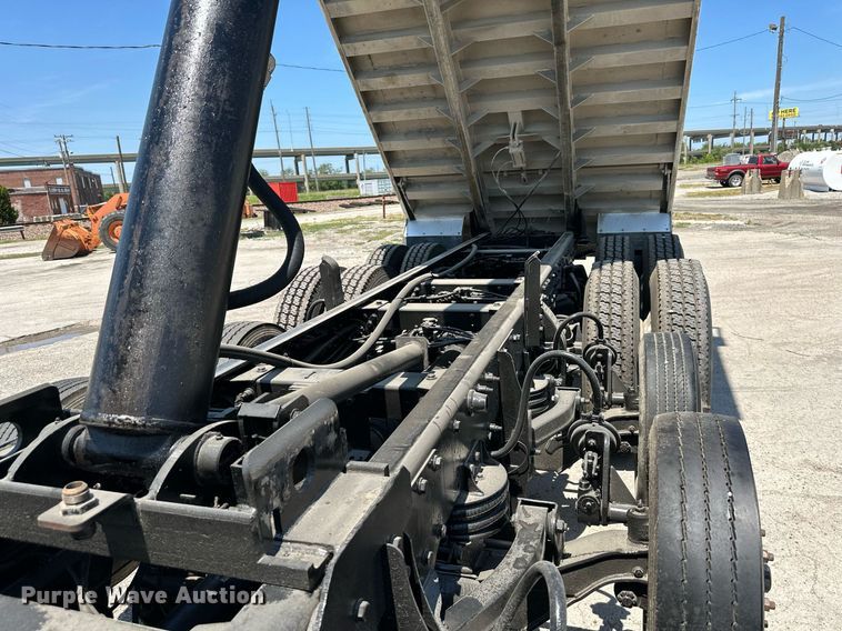 image for item DO5035 2010 Peterbilt 365  dump truck