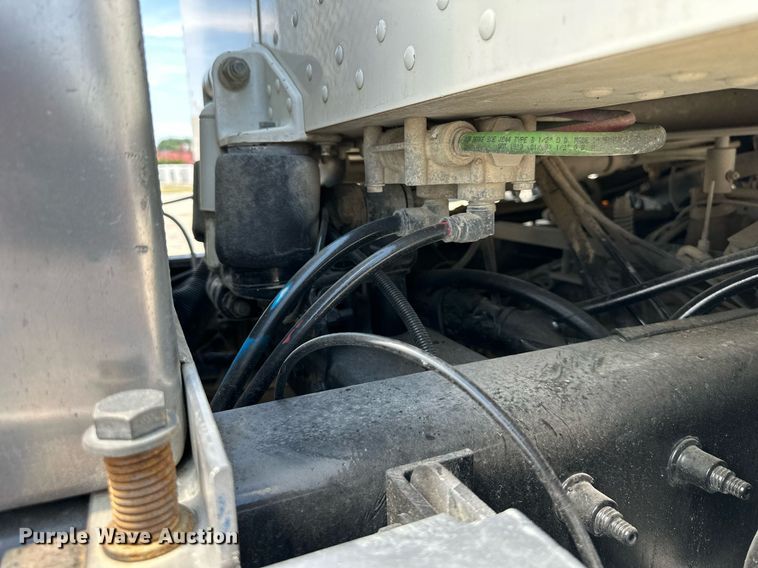 image for item DO5035 2010 Peterbilt 365  dump truck