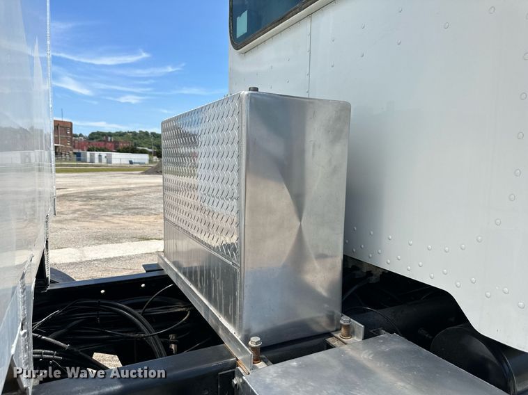 image for item DO5035 2010 Peterbilt 365  dump truck