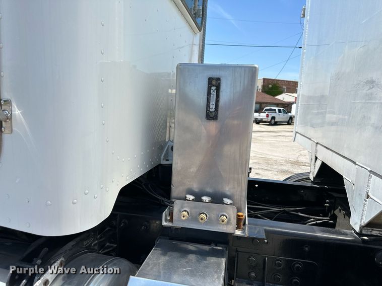 image for item DO5035 2010 Peterbilt 365  dump truck