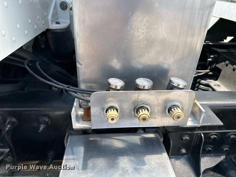 image for item DO5035 2010 Peterbilt 365  dump truck