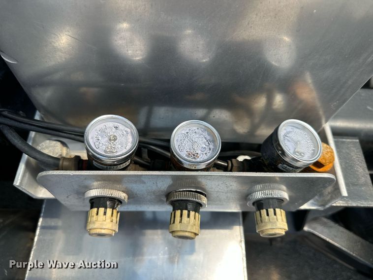 image for item DO5035 2010 Peterbilt 365  dump truck