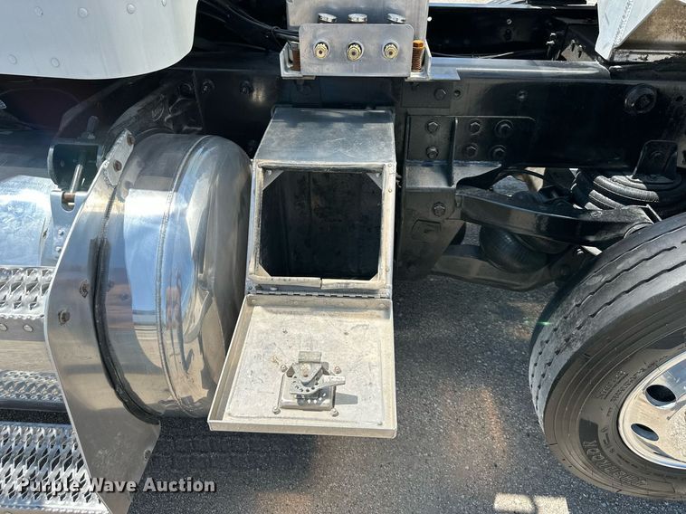 image for item DO5035 2010 Peterbilt 365  dump truck