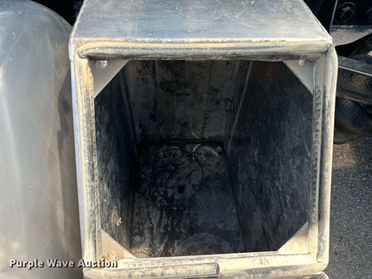 image for item DO5035 2010 Peterbilt 365  dump truck