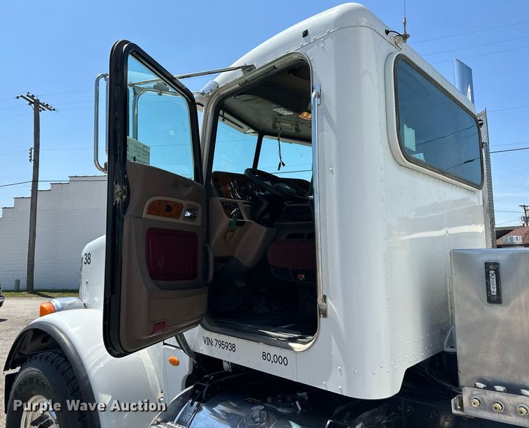 image for item DO5035 2010 Peterbilt 365  dump truck