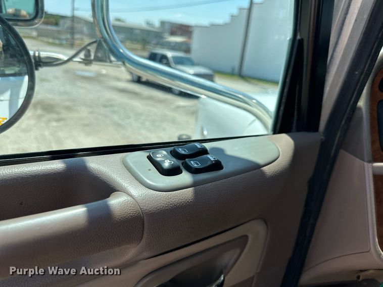 image for item DO5035 2010 Peterbilt 365  dump truck