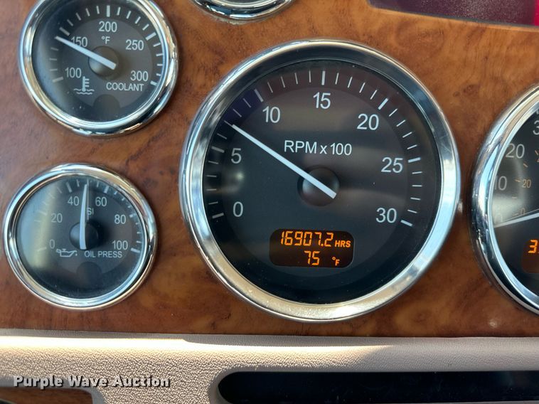 image for item DO5035 2010 Peterbilt 365  dump truck