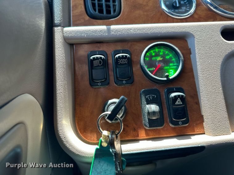 image for item DO5035 2010 Peterbilt 365  dump truck