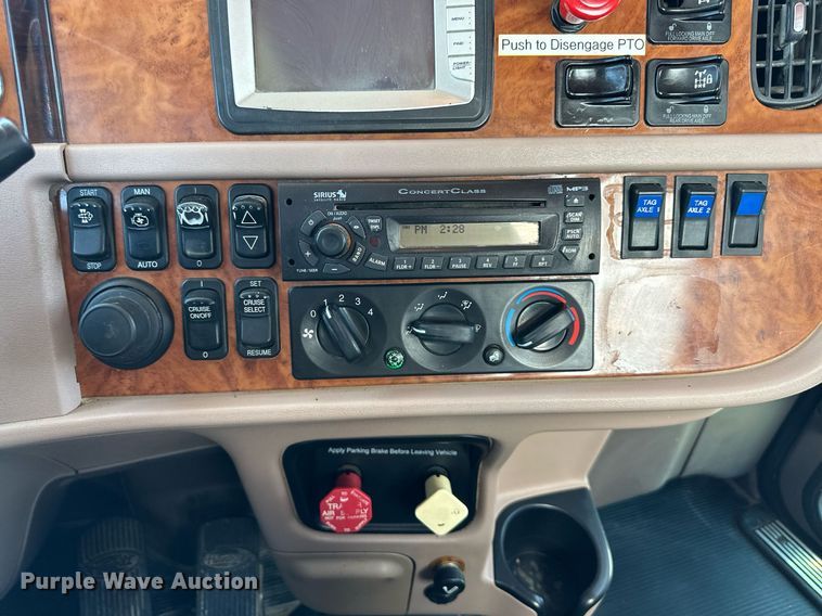 image for item DO5035 2010 Peterbilt 365  dump truck