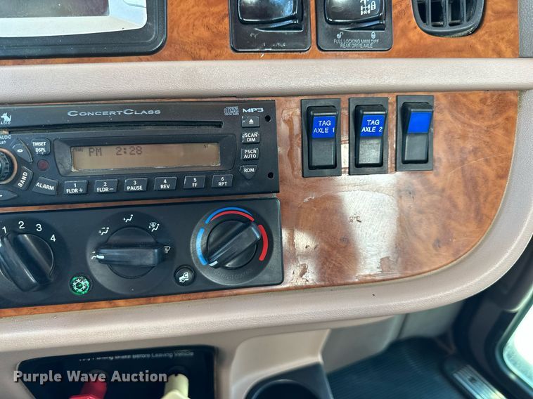 image for item DO5035 2010 Peterbilt 365  dump truck