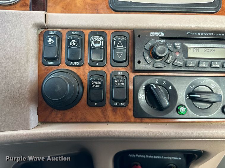 image for item DO5035 2010 Peterbilt 365  dump truck