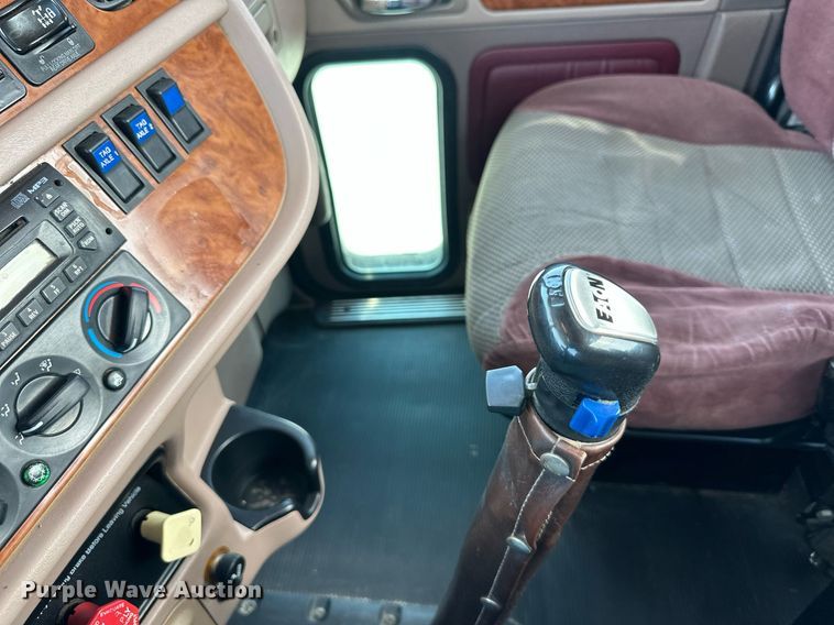 image for item DO5035 2010 Peterbilt 365  dump truck