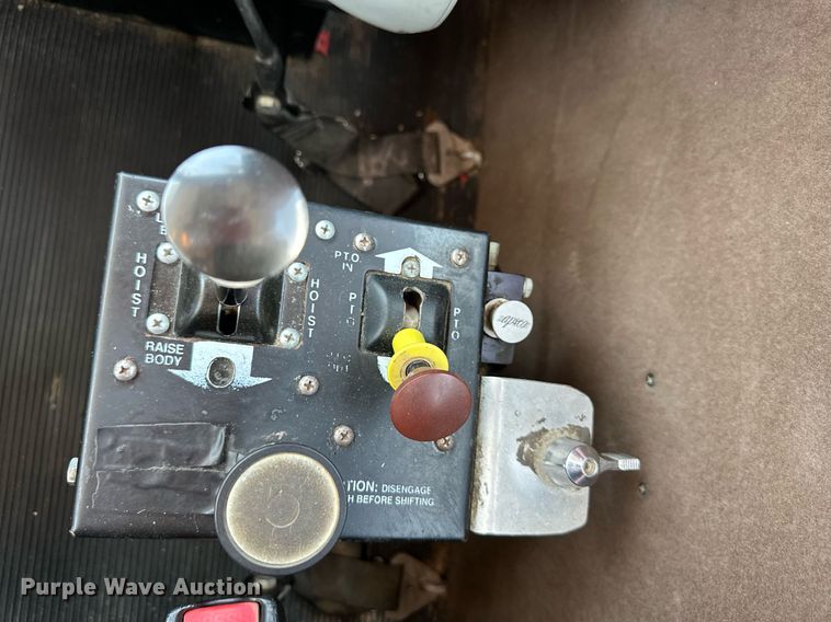 image for item DO5035 2010 Peterbilt 365  dump truck