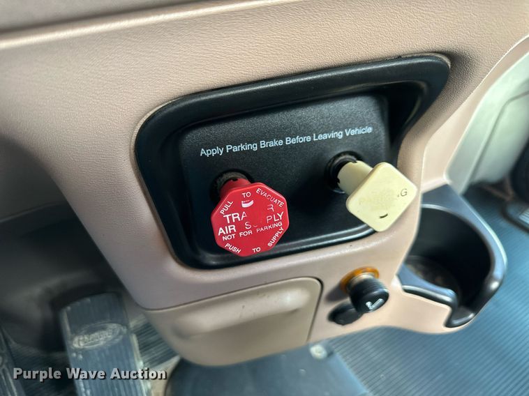 image for item DO5035 2010 Peterbilt 365  dump truck