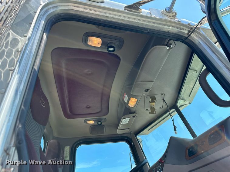 image for item DO5035 2010 Peterbilt 365  dump truck