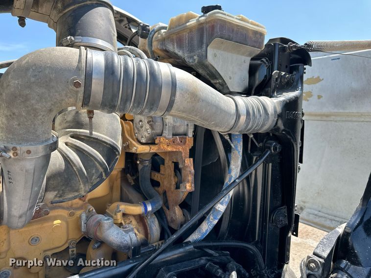 image for item DO5035 2010 Peterbilt 365  dump truck