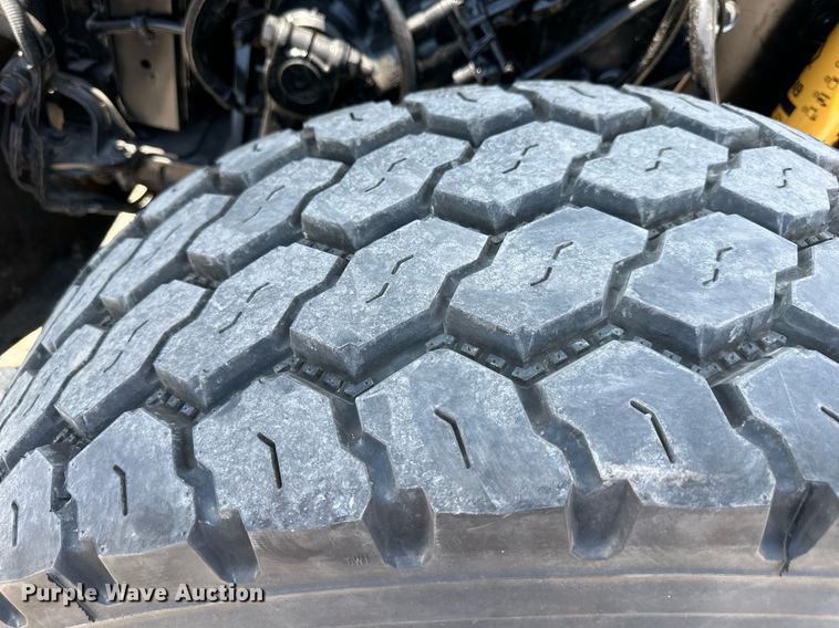 image for item DO5035 2010 Peterbilt 365  dump truck