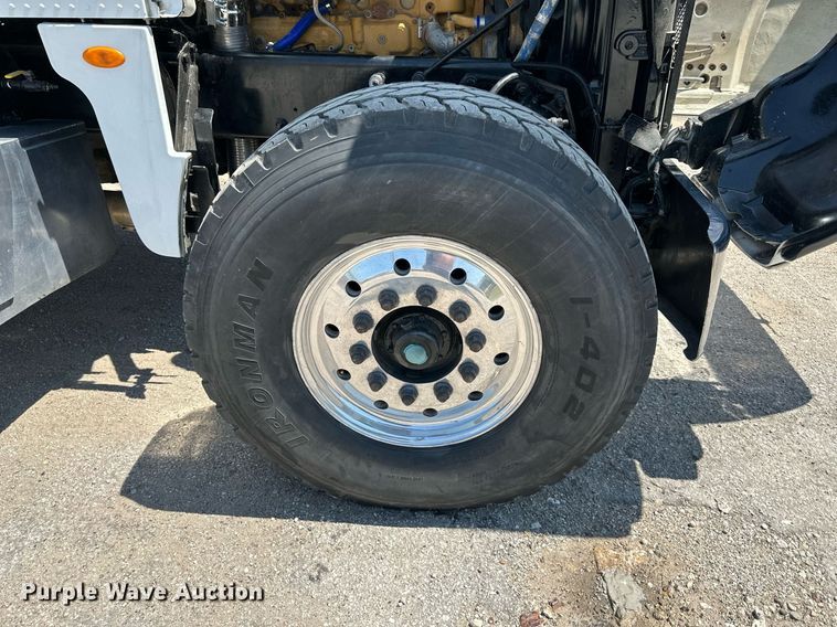 image for item DO5035 2010 Peterbilt 365  dump truck