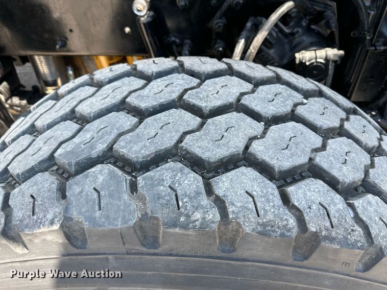 image for item DO5035 2010 Peterbilt 365  dump truck