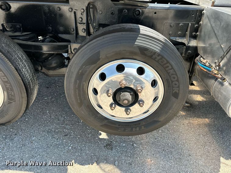 image for item DO5035 2010 Peterbilt 365  dump truck