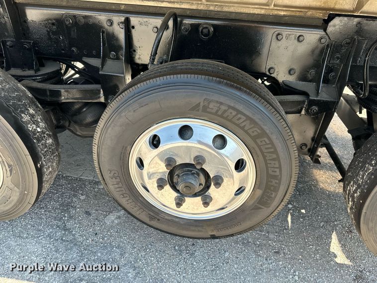 image for item DO5035 2010 Peterbilt 365  dump truck