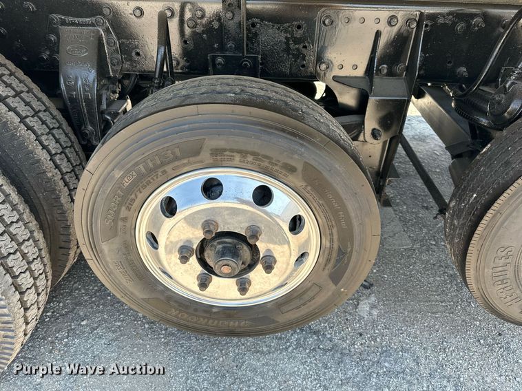 image for item DO5035 2010 Peterbilt 365  dump truck