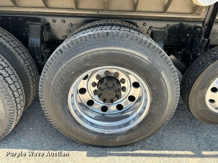 image for item DO5035 2010 Peterbilt 365  dump truck