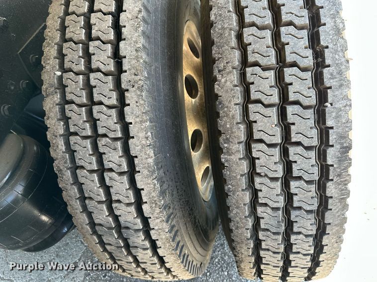 image for item DO5035 2010 Peterbilt 365  dump truck