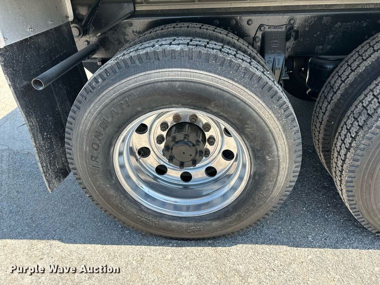 image for item DO5035 2010 Peterbilt 365  dump truck