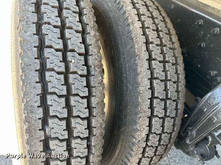 image for item DO5035 2010 Peterbilt 365  dump truck