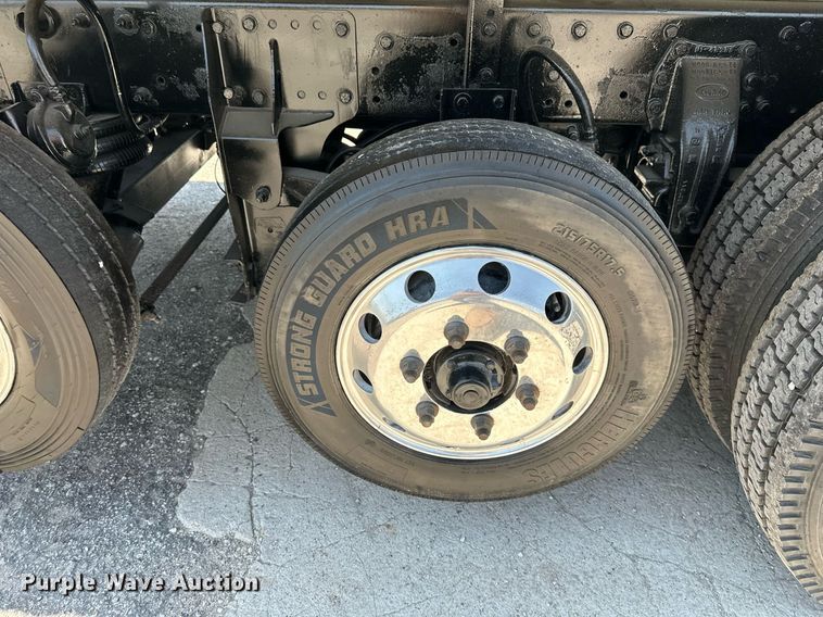 image for item DO5035 2010 Peterbilt 365  dump truck