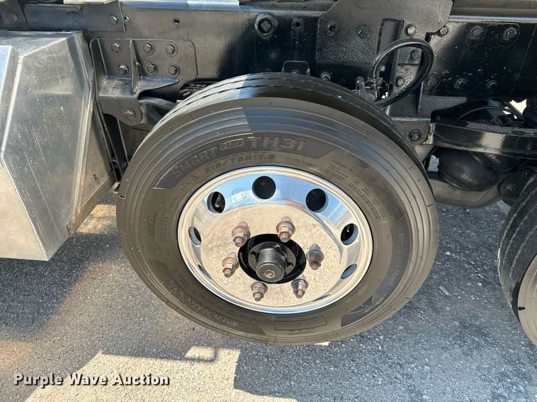 image for item DO5035 2010 Peterbilt 365  dump truck