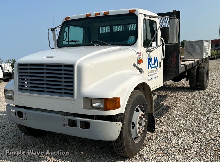 image for item DO5052 2000 International 4700  flatbed truck