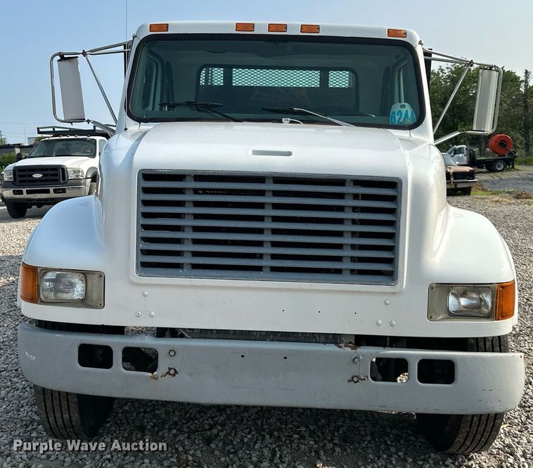 image for item DO5052 2000 International 4700  flatbed truck