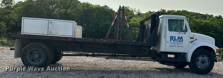 image for item DO5052 2000 International 4700  flatbed truck