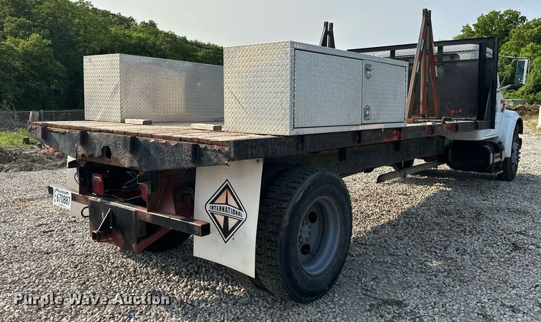 image for item DO5052 2000 International 4700  flatbed truck