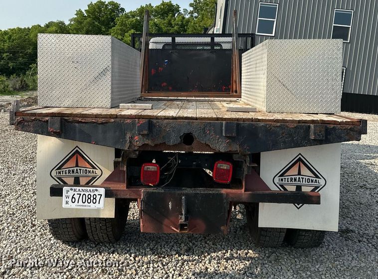image for item DO5052 2000 International 4700  flatbed truck
