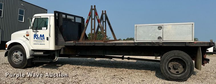 image for item DO5052 2000 International 4700  flatbed truck