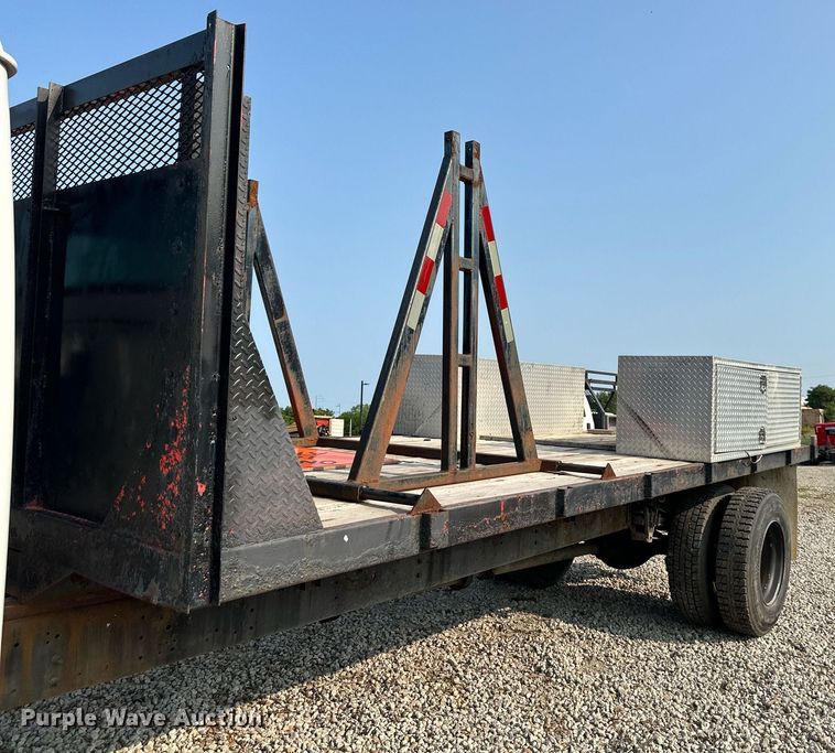 image for item DO5052 2000 International 4700  flatbed truck