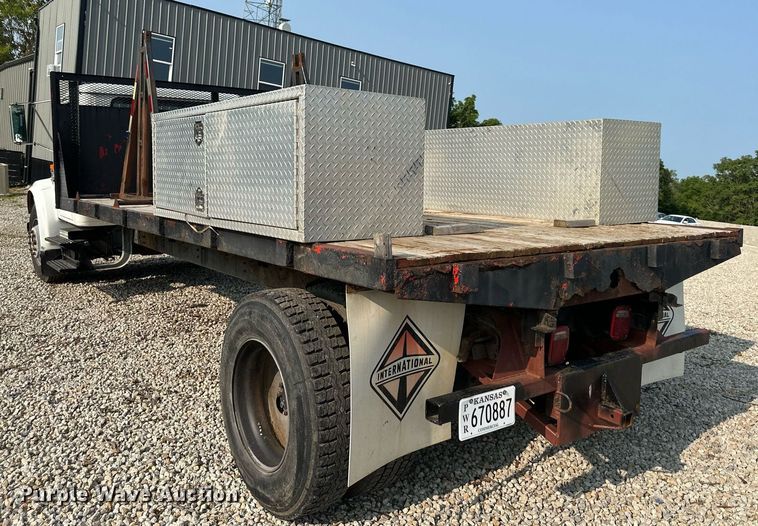 image for item DO5052 2000 International 4700  flatbed truck
