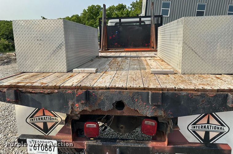 image for item DO5052 2000 International 4700  flatbed truck