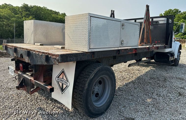 image for item DO5052 2000 International 4700  flatbed truck