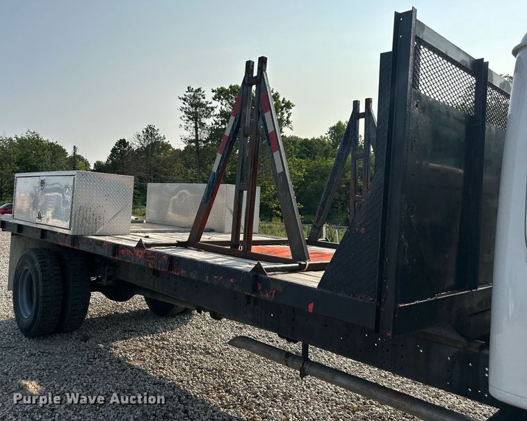 image for item DO5052 2000 International 4700  flatbed truck