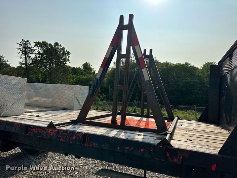 image for item DO5052 2000 International 4700  flatbed truck