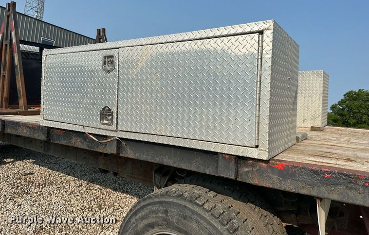 image for item DO5052 2000 International 4700  flatbed truck
