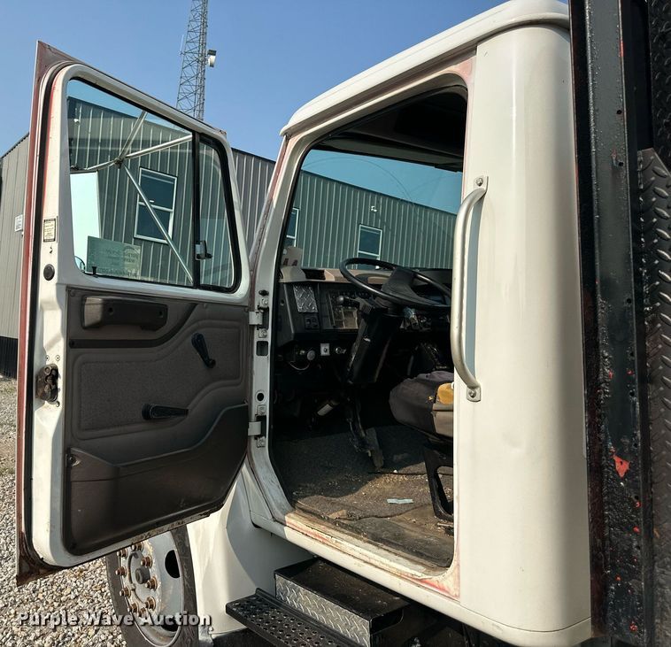 image for item DO5052 2000 International 4700  flatbed truck