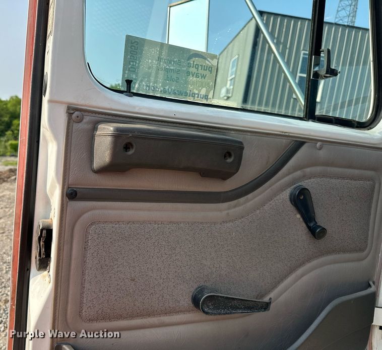 image for item DO5052 2000 International 4700  flatbed truck