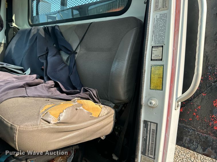 image for item DO5052 2000 International 4700  flatbed truck