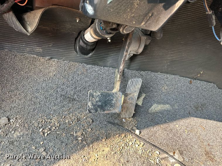 image for item DO5052 2000 International 4700  flatbed truck